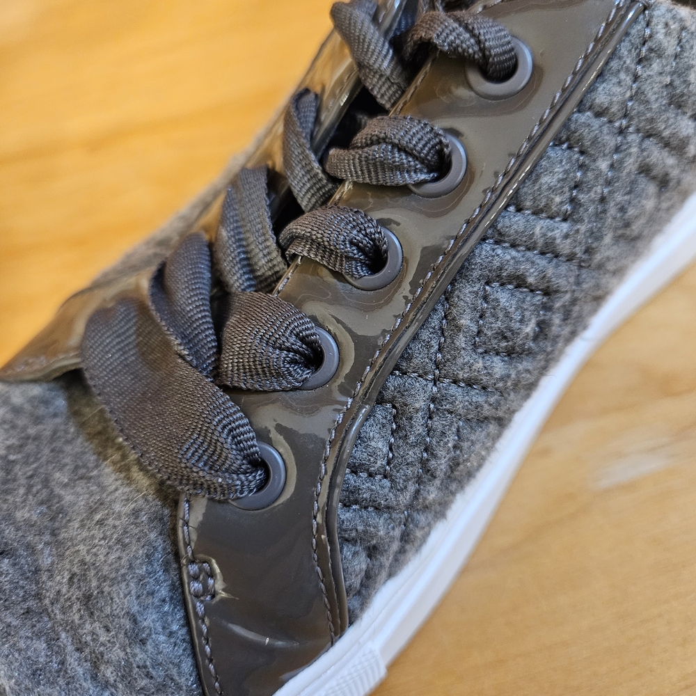 Size 7. Tory Burch Dovestone Gray Quilted Felted Women's Sneakers. Clean! Logo - Picture 6 of 11